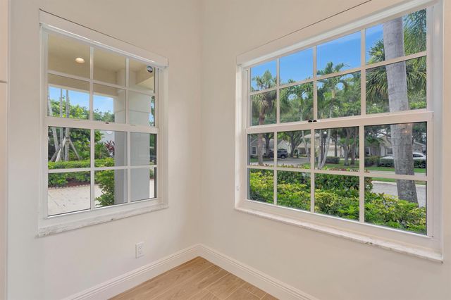 28 Admirals Court, Palm Beach Gardens, FL 33418