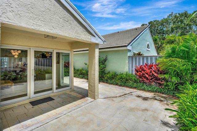 28 Admirals Court, Palm Beach Gardens, FL 33418