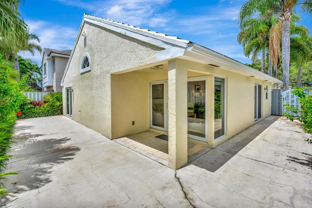28 Admirals Court, Palm Beach Gardens, FL 33418
