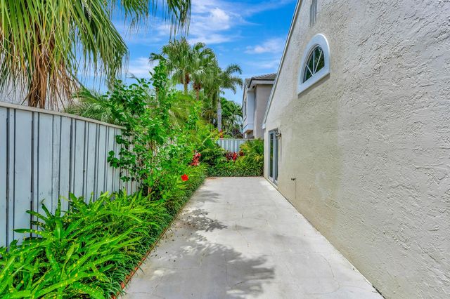 28 Admirals Court, Palm Beach Gardens, FL 33418