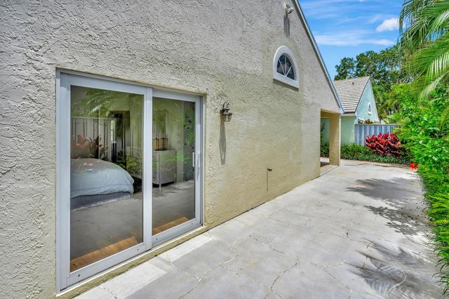 28 Admirals Court, Palm Beach Gardens, FL 33418