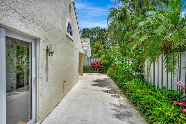28 Admirals Court, Palm Beach Gardens, FL 33418