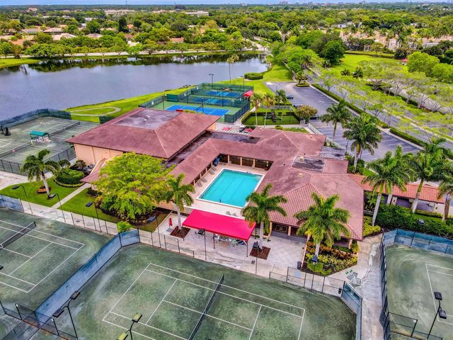 28 Admirals Court, Palm Beach Gardens, FL 33418