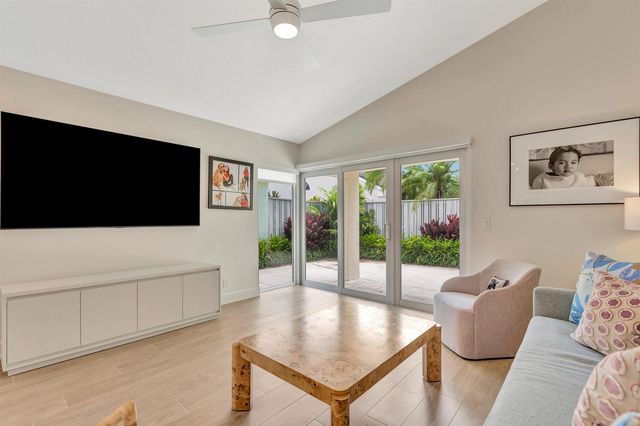 28 Admirals Court, Palm Beach Gardens, FL 33418