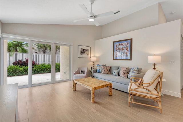 28 Admirals Court, Palm Beach Gardens, FL 33418