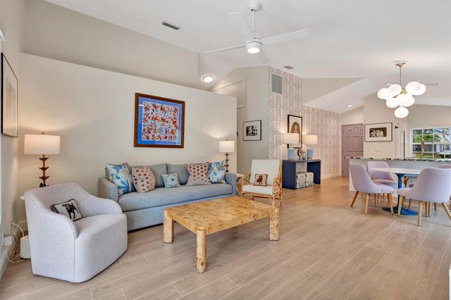 28 Admirals Court, Palm Beach Gardens, FL 33418