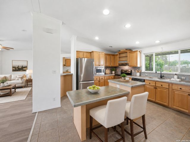 672 CUTTERS TRL, Pipe Creek, TX 78063
