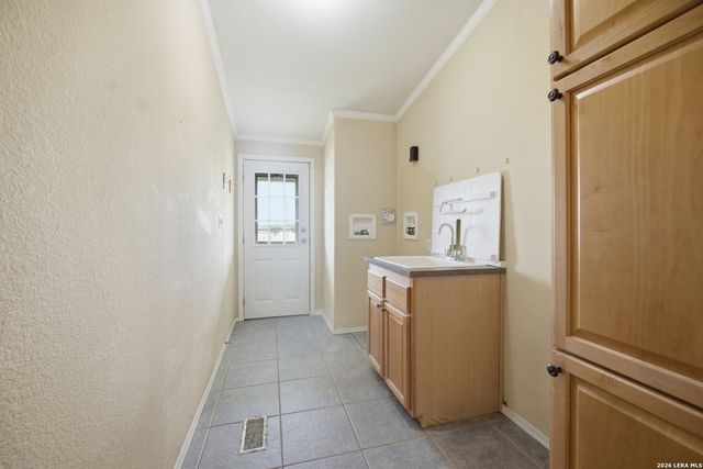 672 CUTTERS TRL, Pipe Creek, TX 78063