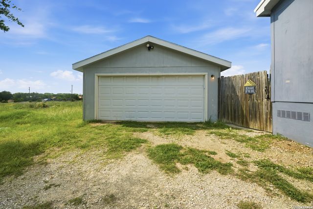 672 CUTTERS TRL, Pipe Creek, TX 78063