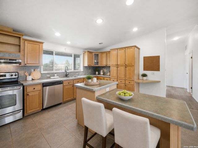 672 CUTTERS TRL, Pipe Creek, TX 78063