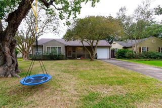 4607 Pine Street, Bellaire, TX 77401