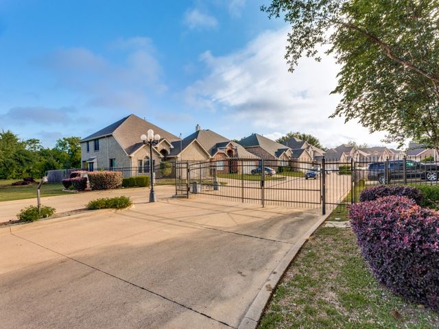 6811 Shore Breeze Court, Arlington, TX 76016