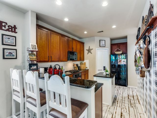 6811 Shore Breeze Court, Arlington, TX 76016