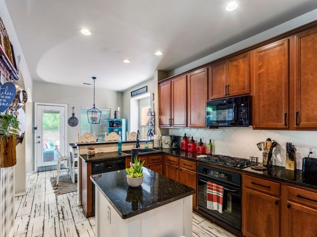 6811 Shore Breeze Court, Arlington, TX 76016