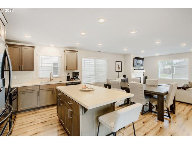 1870 SMITH Dr, Woodburn, OR 97071