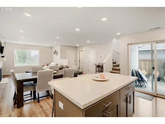 1870 SMITH Dr, Woodburn, OR 97071