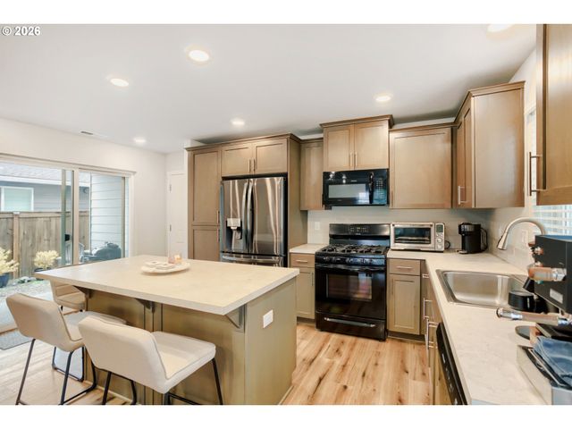 1870 SMITH Dr, Woodburn, OR 97071