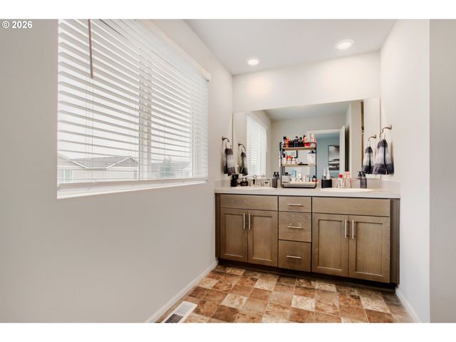 1870 SMITH Dr, Woodburn, OR 97071