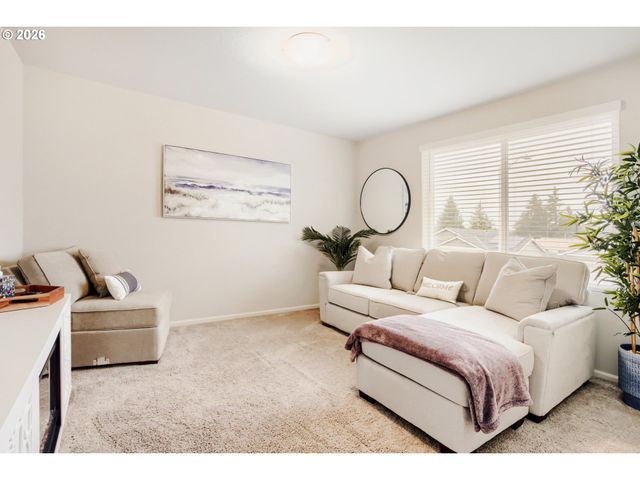 1870 SMITH Dr, Woodburn, OR 97071