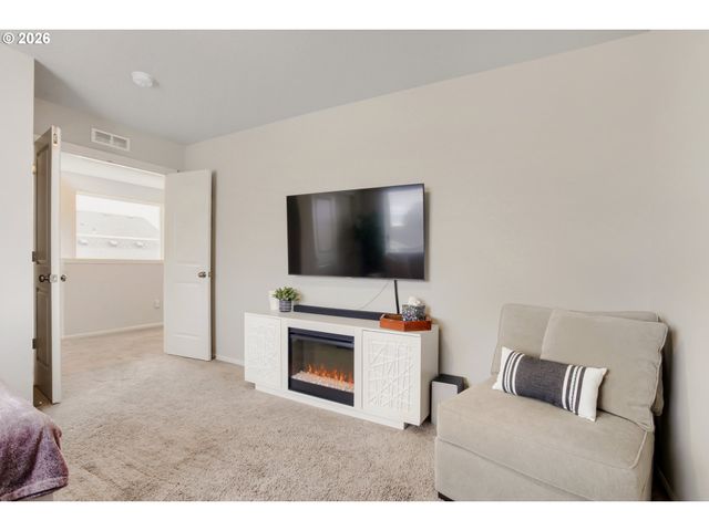 1870 SMITH Dr, Woodburn, OR 97071
