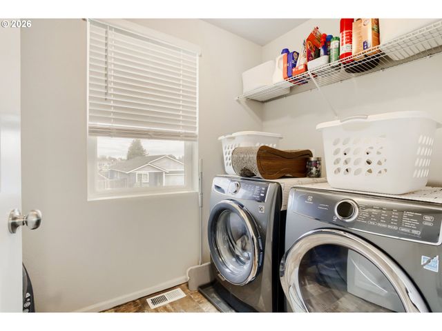 1870 SMITH Dr, Woodburn, OR 97071