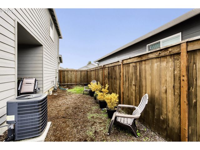 1870 SMITH Dr, Woodburn, OR 97071