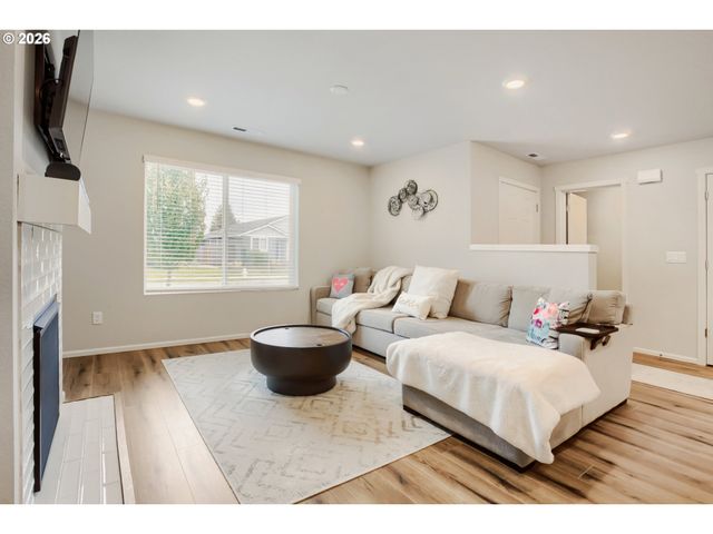 1870 SMITH Dr, Woodburn, OR 97071