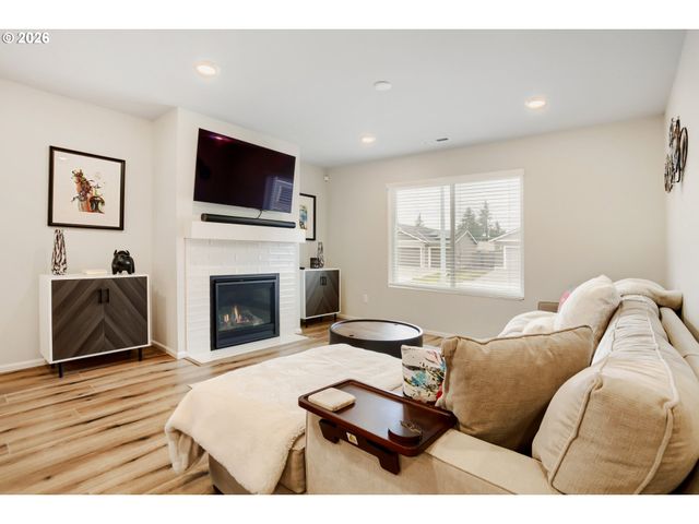 1870 SMITH Dr, Woodburn, OR 97071