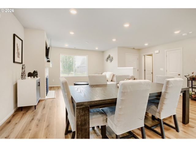 1870 SMITH Dr, Woodburn, OR 97071