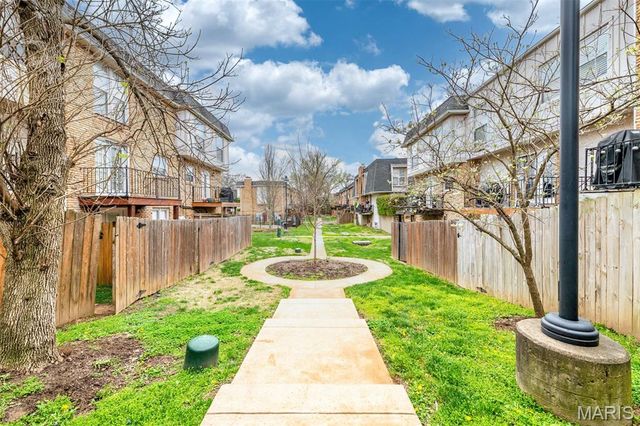 1169 Rue La Ville Walk 1169, Creve Coeur, MO 63141