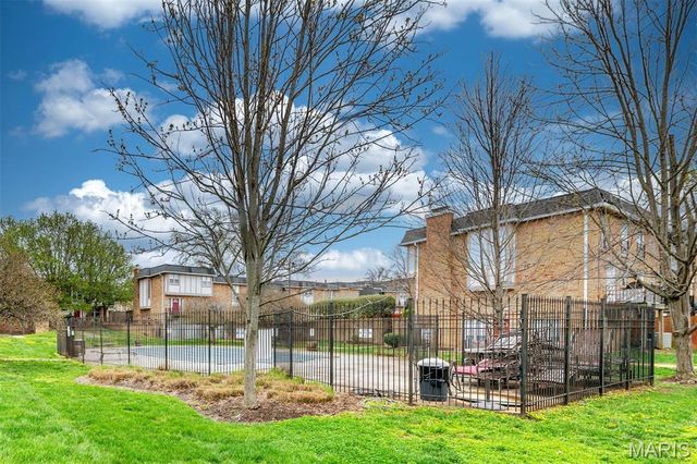 1169 Rue La Ville Walk 1169, Creve Coeur, MO 63141