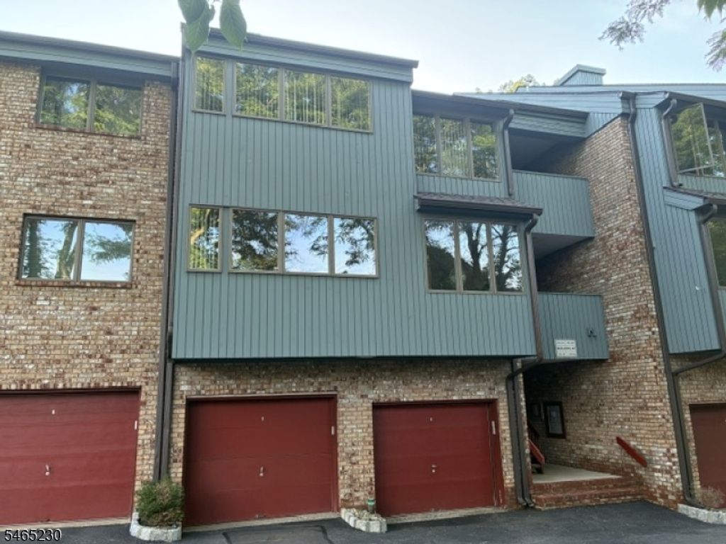 132 Indian Hollow Ct 132, Mahwah Twp., NJ 07430 — photo 3