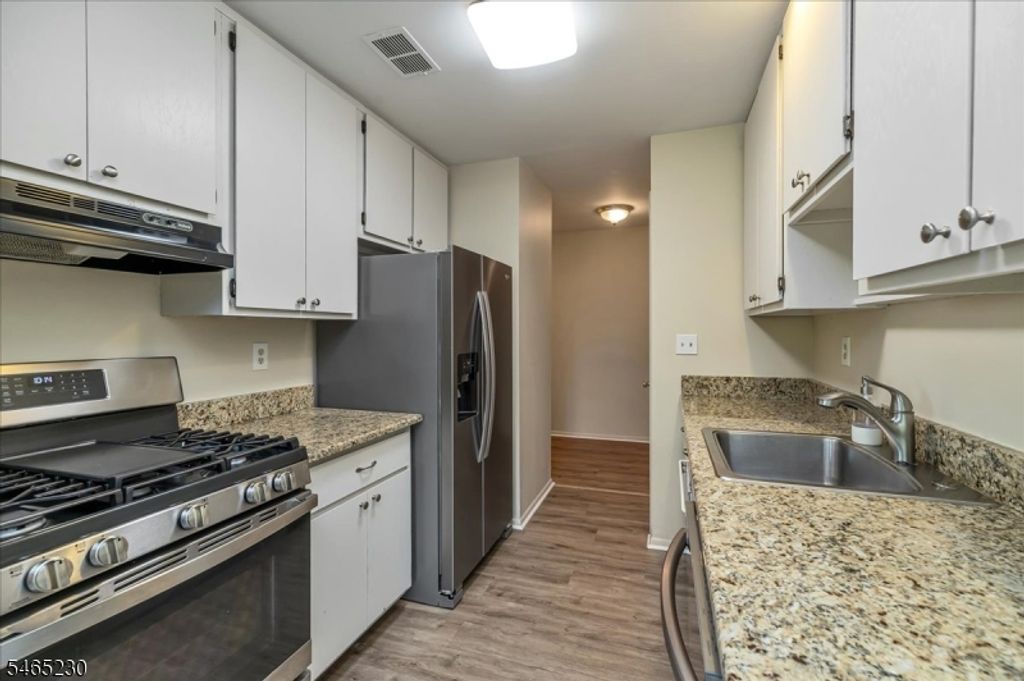 132 Indian Hollow Ct 132, Mahwah Twp., NJ 07430 — photo 4