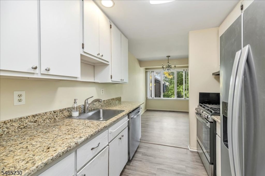 132 Indian Hollow Ct 132, Mahwah Twp., NJ 07430 — photo 5