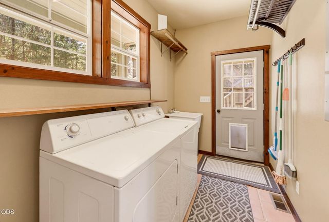 255 Janice Way, Merlin, OR 97532
