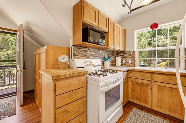 255 Janice Way, Merlin, OR 97532