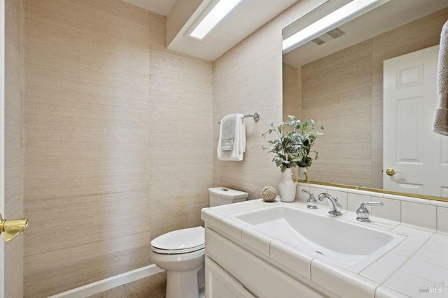 2125 Stonefield Ln, Santa Rosa, CA 95403