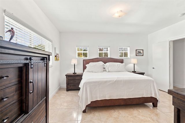 913 SW 8th St 2, Fort Lauderdale, FL 33315