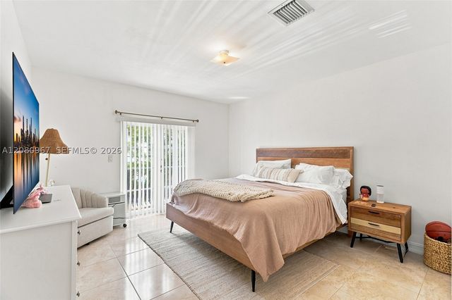 913 SW 8th St 2, Fort Lauderdale, FL 33315