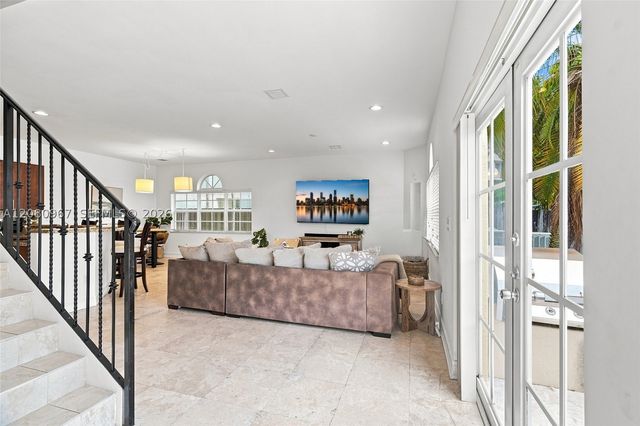 913 SW 8th St 2, Fort Lauderdale, FL 33315