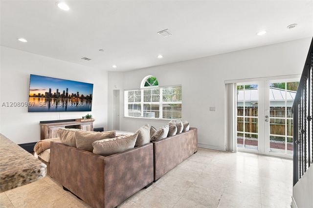 913 SW 8th St 2, Fort Lauderdale, FL 33315
