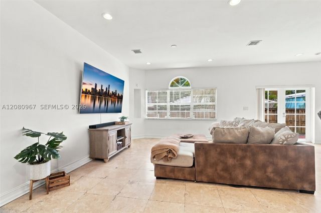 913 SW 8th St 2, Fort Lauderdale, FL 33315