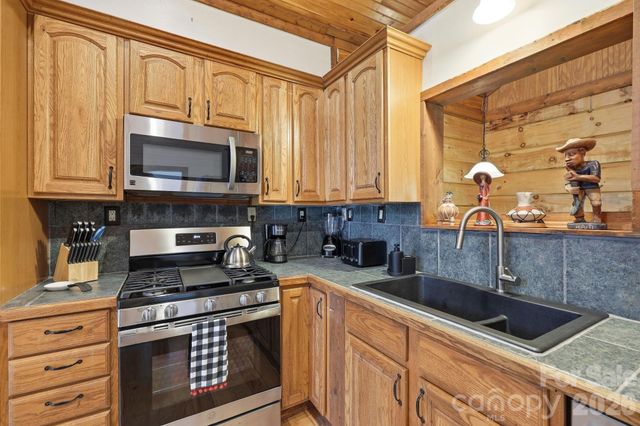 619 Leisure Lane, Burnsville, NC 28714