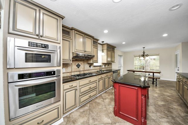 1024 Glenview Drive, Pearland, TX 77581