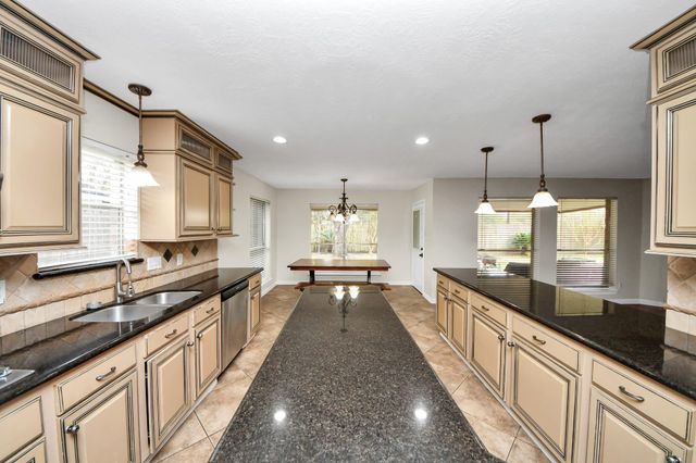 1024 Glenview Drive, Pearland, TX 77581