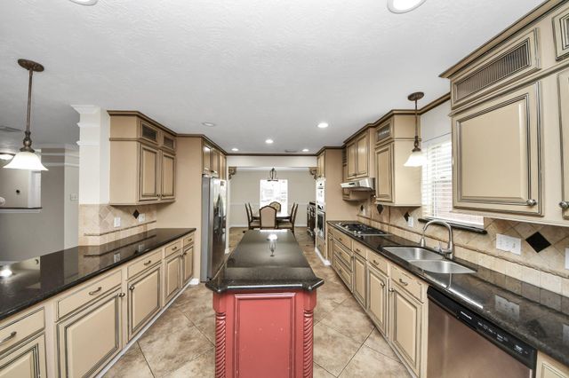 1024 Glenview Drive, Pearland, TX 77581