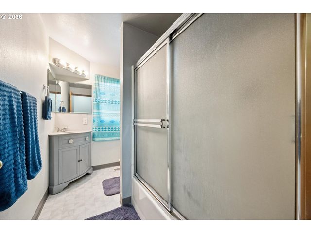 2202 Se 178TH Pl, Portland, OR 97233