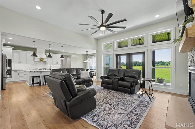 114 Gladshire Lane, Warrenton, MO 63383