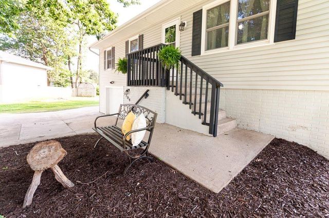 1704 Beverly Circle, Harrisonville, MO 64701