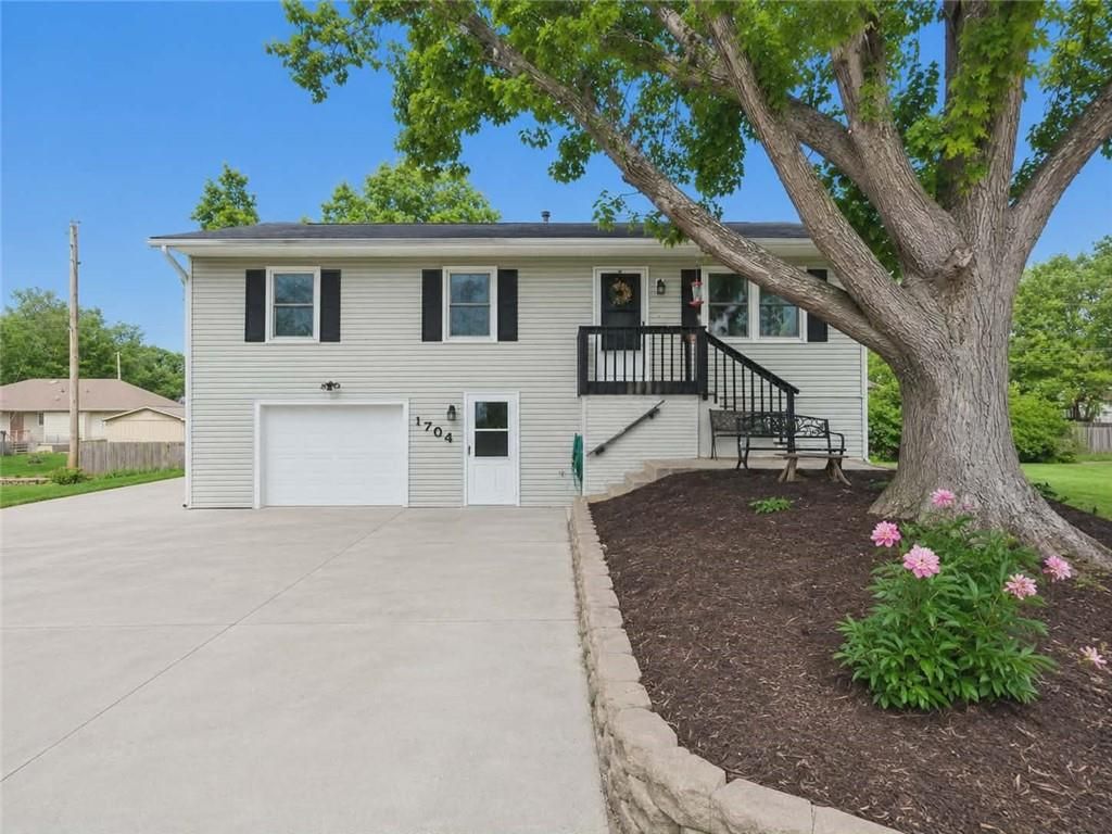 1704 Beverly Circle, Harrisonville, MO 64701